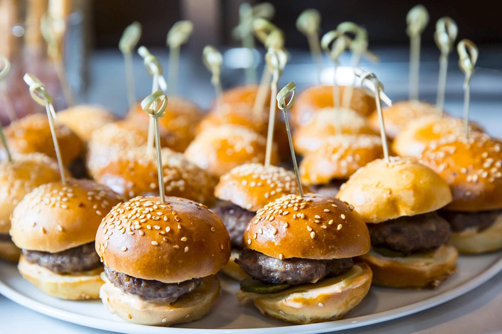 דוכן המבורגר לאירועים - קציצות איכותיות ושניצלים על גריל