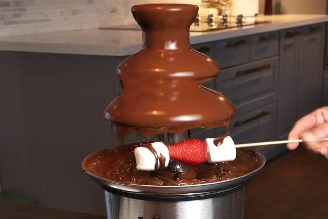 מפל שוקולד חם עם פירות ומתוקים לאירועים